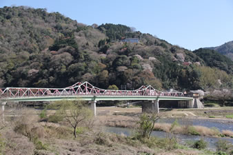 木津川に架かる「笠置大橋」と笠置山