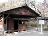 鴨長明ゆかりの神社で方丈が復元され展示されています。