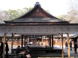 神門を入ると正面に「拝殿」その向こうが「拝殿」、女性守護の神社です。