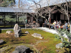 潮音庭（三連の庭）は、本坊中庭にある。中央に三尊石を組み、その東に座禅石を配した四方正面の禅庭です。
