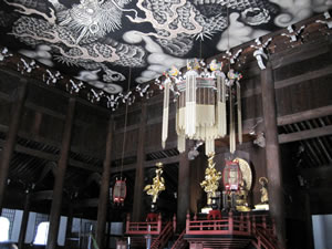 本尊釈迦如来座像と脇侍迦葉尊者・阿難尊者が祀られてる。また、その天井には平成14年（2002年）創建800年を記念して「小泉淳作画伯」筆の双龍が描かれています。