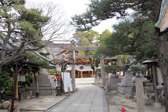 岸城神社の参道