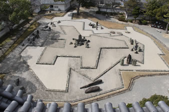 「八陣の庭」重森三玲氏の設計監督作で、諸葛亮孔明の八陣法がテーマです。