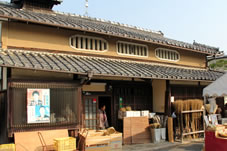 参道に、長岡京の名物の竹を使った日用品が売られています。