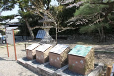 光明寺の歴史掲示板や長岡京市内の他の名所を示す地図などがあります。