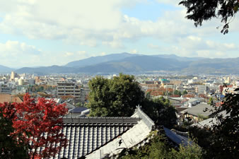 紅葉越しに京都の市街地が一望できます。