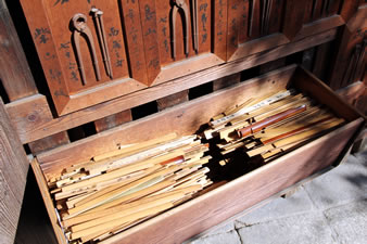 参拝者は、この箱の中の竹の棒を歳の数だけ手に持ち、地蔵堂を時計回りに一周する毎に一本ずつ箱の中へ棒を納めていきます。