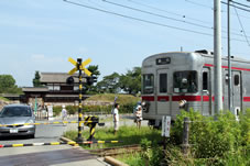 松代城前を走る電車。