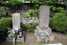 芹沢鴨と平山五郎の墓。