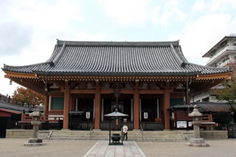 「本堂」には、本尊の地蔵菩薩立像が安置されています。