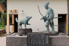 三朝温泉の由来は、源義朝の家来が白狼に導かれて発見した。公衆浴場「株湯」として残されています。