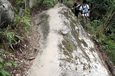 登山道で最後の難関である「牛の背・馬の背」と呼ばれる細い岩の道。