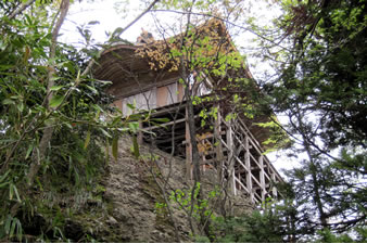 「地蔵堂」約500mの断崖絶壁の上に建てられた舞台造りのお堂です。（室町時代末期の建造）