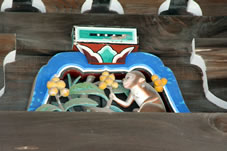 「三重塔」の初重の蟇（かえる）股には彩色された十二支の彫刻が見られる。