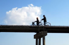夫婦で自転車を押しながら渡る「流れ橋」