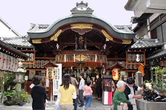 「錦天満宮」は、新京極・寺町京極・錦市場の交わるところにあります。