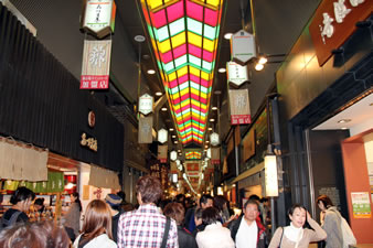 錦市場は観光客の多さに、歩くのに一苦労です。