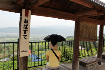 姨捨駅ホームから、千曲川と善光寺平を一望できます。「日本三大車窓の一つです。」