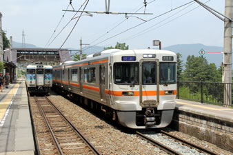 普通列車が先に到着し、 快速列車がホームに入線してから発車した後に普通列車が発車する。 