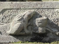 狛犬の台座に兎の彫刻が見られる。 