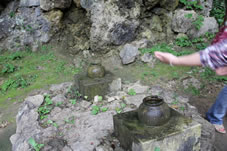 滴り落ちる水は下の壺に受けられる。
