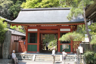 「仁王門」は、江戸中期の建物で仁王像は鎌倉時代に造られた。