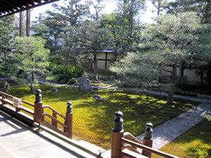 方丈の前園は、桃山時代の枯山水庭園。