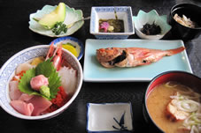 二日目の昼食「名物海鮮丼と沖汁御膳」