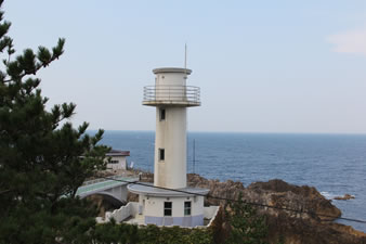 佐渡の景勝地にある「佐渡大埼灯台」初点は、昭和39年3月。