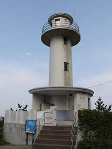 佐渡大埼灯台は、地上から頂部まで10m・海面から灯火まで31m。