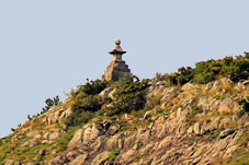 大野亀の頂上には、善宝寺の石塔があります。