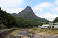 西側の岩肌もあらわな鎧岳（標高894m）は、珍しい柱状節理の美景は天然記念物。