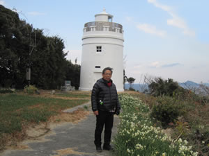 日本の灯台50選「菅島灯台」前で、記念写真。