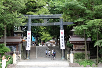 咹