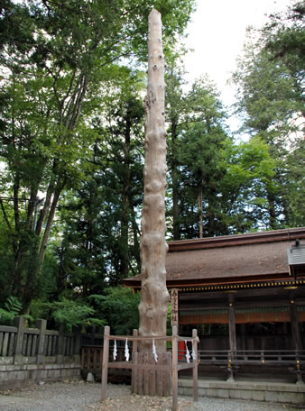 社殿の四方に御柱が建てられている。