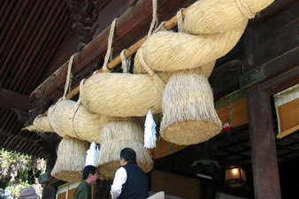 大きな注連縄が飾られている神楽殿。（2005.4.24撮影）