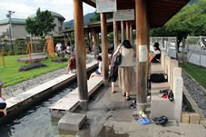 「湖畔公園の足湯」
50人近くが座れるベンチが諏訪湖を向いて設けられています。