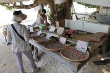 カイジ浜で、星砂のキーホルダーを買い求める。