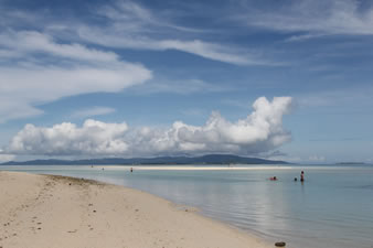 「コンドイ浜」八重山屈指の白砂ビーチは、沖合いまで遠浅です。