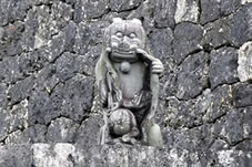 世界遺産「玉陵」墓上には、ユニークなシーサーが鎮座する。
