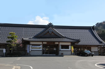 「久美浜駅」元久美浜県の県庁玄関の外観を木造で再現。風格豊かな本格的和風建造。