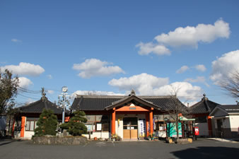 「丹後大宮駅」小野小町に代表される平安朝風の建物。入口両側の天窓は、小町や羽衣天女をデザインしたステンドグラス。