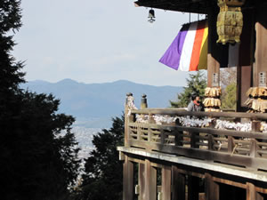 本殿の舞台からは遠くに京都洛北を一望にすることができます。
