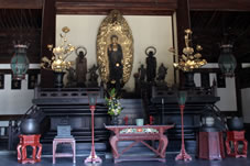 正面須弥壇上の本尊釈迦立像