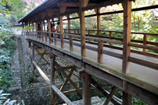 下流の通天・臥雲両橋とともに東福寺三名橋と呼ばれています。 
