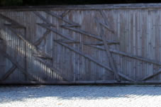  「無の庭」の垣根は、竹で稲妻を表現しています。