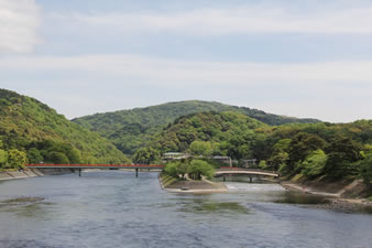 宇治川にかかる朝霧橋と橘橋