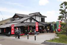 宇治川沿いにお店が立ち並ぶ。