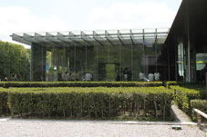 平等院ミュージアム鳳翔館（梵鐘、雲中供養菩薩像26体、鳳凰1対など宝物類が展示されています。） 