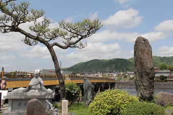 宇治橋は646年に、奈良元興寺の僧「道登」によって架けられた日本最古の橋。
